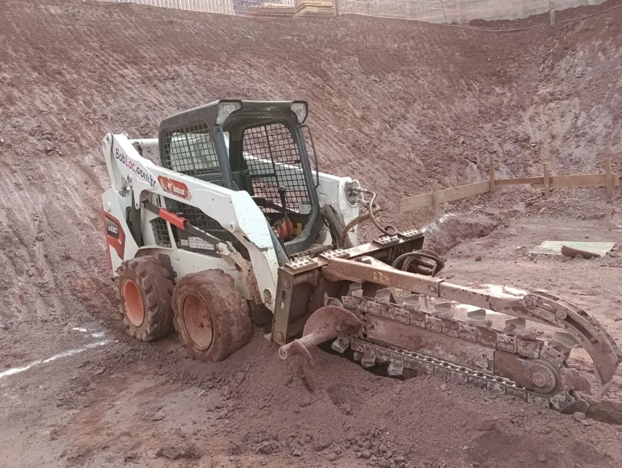 Escavação de vala profunda com valetadeira Bobcat em Curitiba