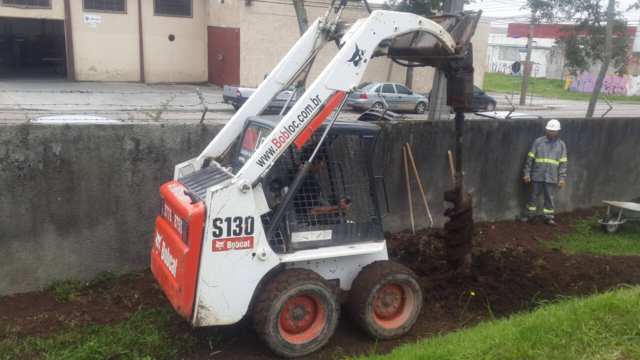 Perfuração de estacas para fundação com Bobcat em Curitiba