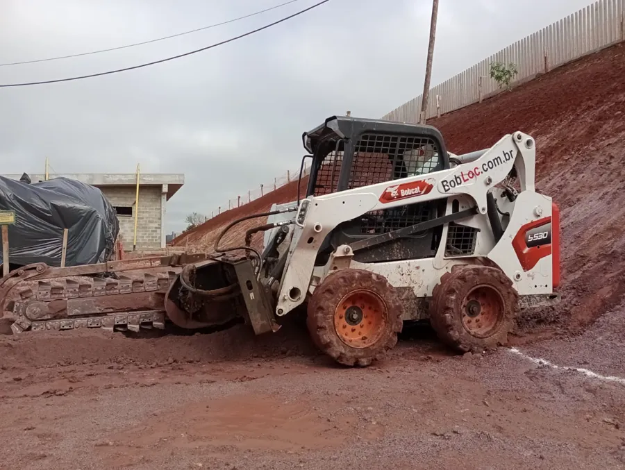 Abertura de vala com valetadeira Bobcat em obra de Curitiba