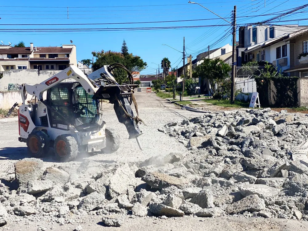 Demolição de concreto com máquina Bobcat em Curitiba