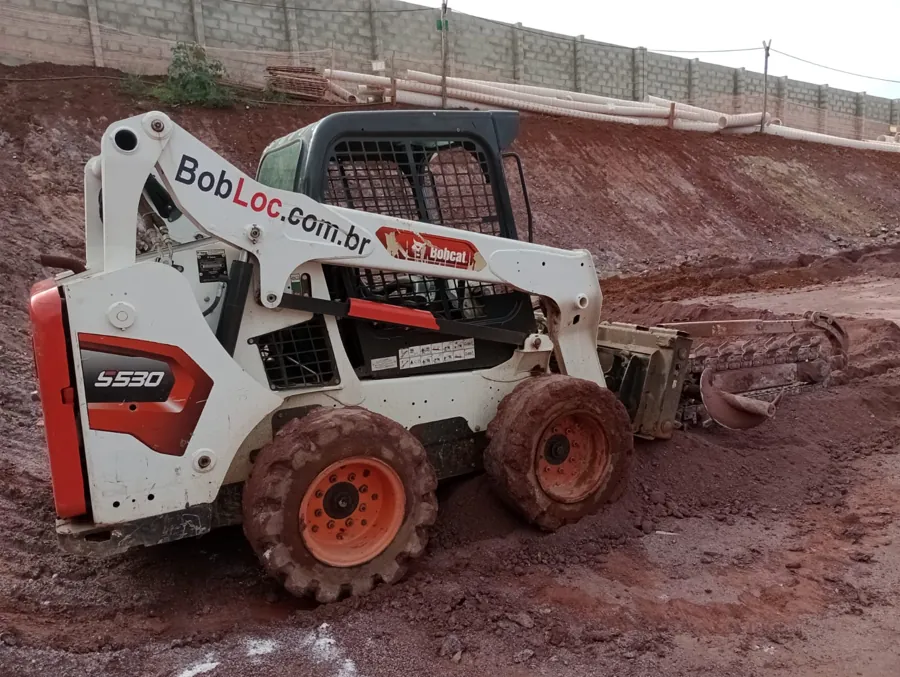 Escavação de vala com máquina Bobcat em Curitiba