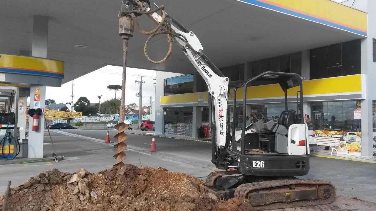 Perfuração de estacas com máquina Bobcat em Curitiba