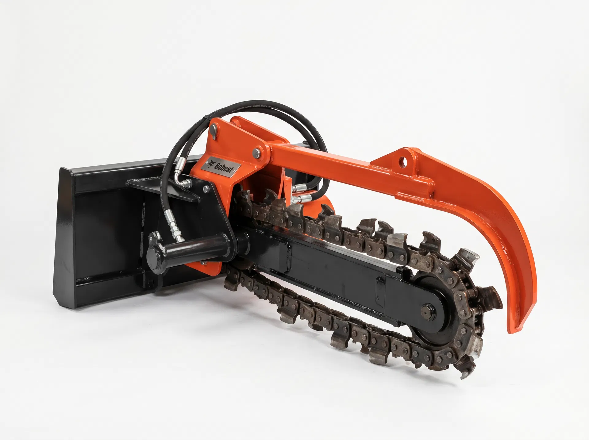 Escavação de vala com máquina Bobcat em Curitiba